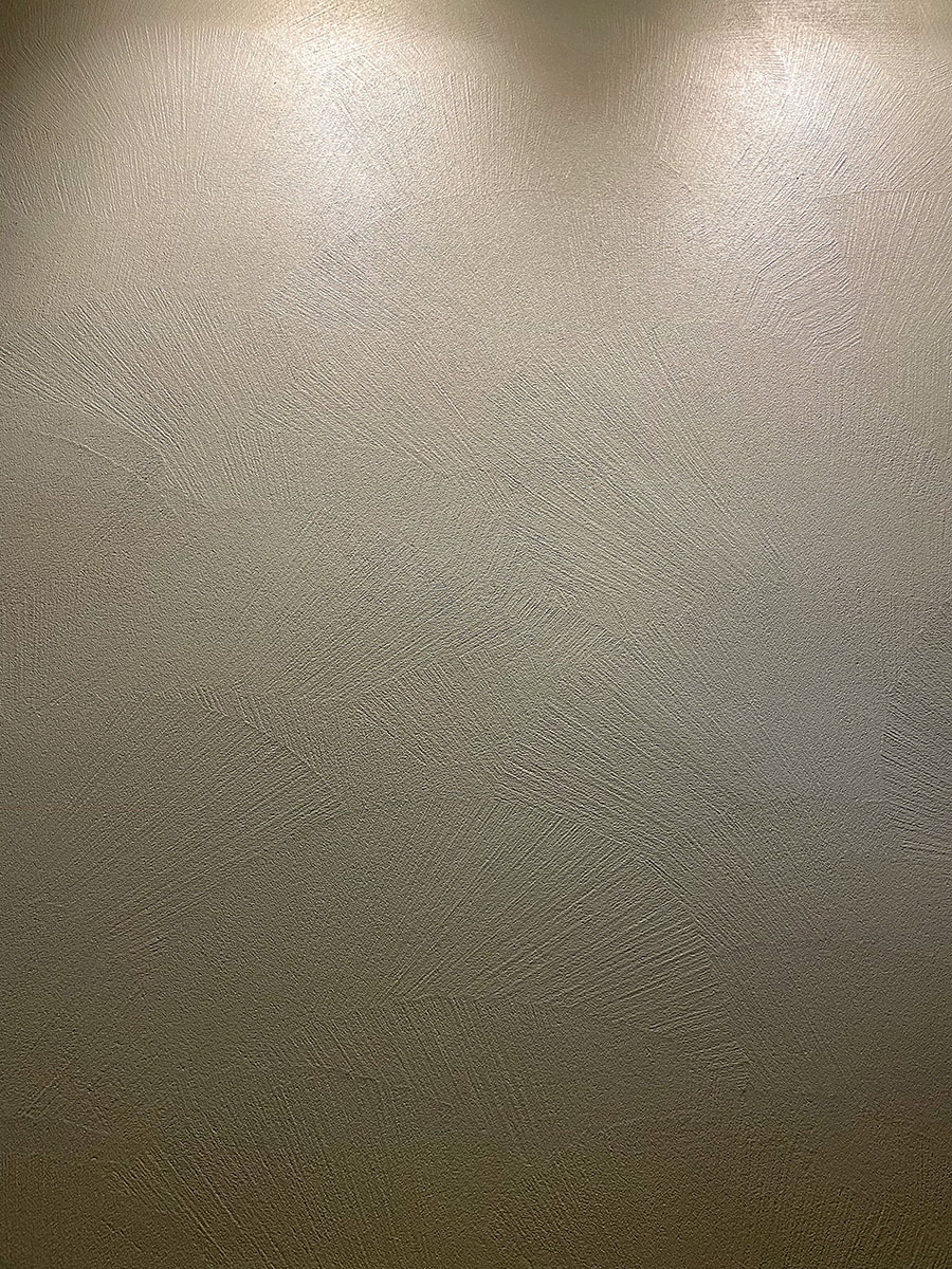 Rivestimento in resina all’acqua con texture materica spatolata colorata